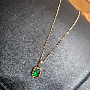 Elegant Emerald Pendant Necklace