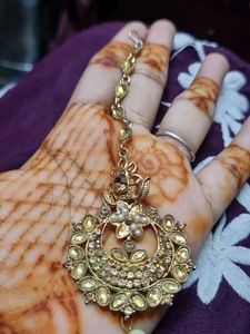 Elegant Gold Maang Tikka