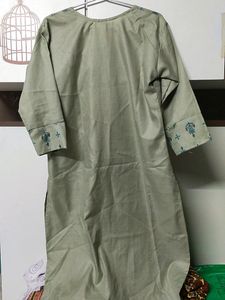Beautiful sea green kurta. Breast size 38 , waist 32 to 34 and hips 36 to 38