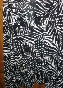 Stylish Black &amp; White Leaf Print feeder cover