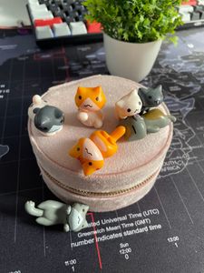 BHOOLU&amp;GOOLU Plastic Lazy Cats Showpiece