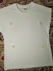 Chic White long T-Shirt with Floral Embellishments