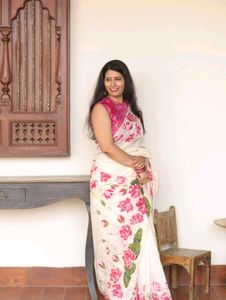 Elegant Saree with Floral Print