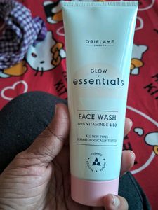 Oriflame Glow Essential Facewash With Vitamins E And B3