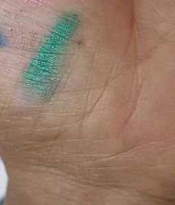 eyeshadow eyeliner pencil in green