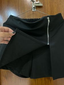 Chic Black Skirt with Zipper Detail