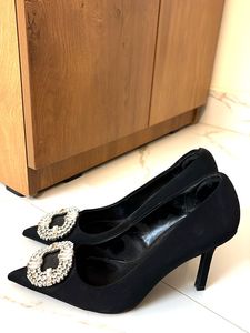 Elegant Black Heels with Embellished Buckle