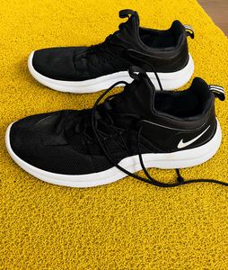 Nike Men's Black Darwin Sneakers(Original FYI)