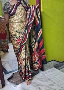 Elegant Floral Print crepe Saree