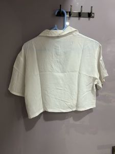 H&amp;M black and white cropped shirts