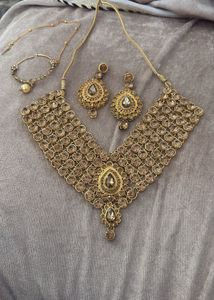 Elegant bridal Gold Kundan Necklace Set
