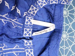 sleeveless blue top for women