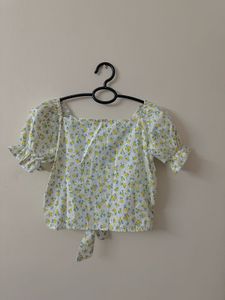 “Elegant Floral Top – Fresh and Feminine Style”