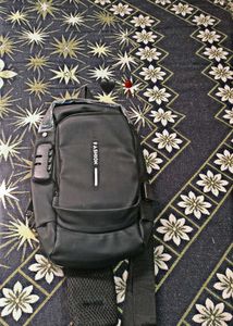Waterproof Anti-Theft USB Backpack – Like New | Se
