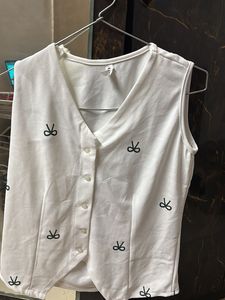Chic White Sleeveless V-Neck Top