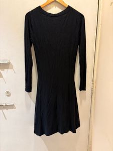 Chic Black Long-Sleeve V-Neck Dress