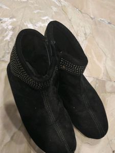 Black Gumboots For Girls In Good Condition