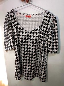 Stylish Houndstooth Cropped Top 🖤🤍