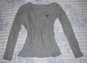 a symmetrical Nike Grey T-Shirt