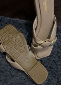 Stylish Flat Sandals with Gold Chain Accent