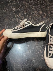 Vintage Black and white sneakers