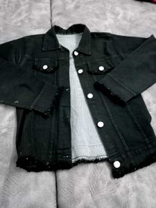 Chic Black Denim Jacket with Raw Hem