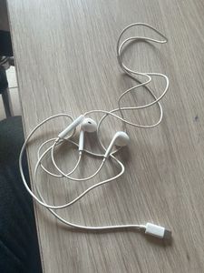 Apple Wired Earphone  USB-C Connector