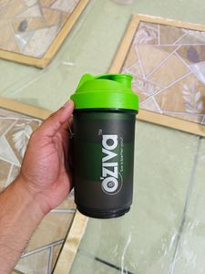 Oziva Shaker Bottle only 2-3 time used
