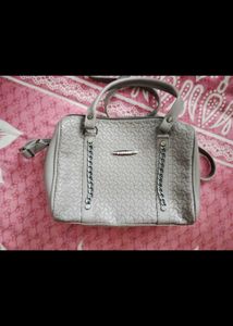28.Stylish Textured Handbag