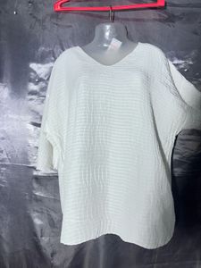 Chic White Textured V-Neck Top