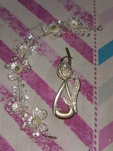 Elegant Gold Tone Flower Brooch