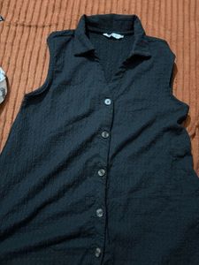 Black Sleeveless Collared Button-Up Top