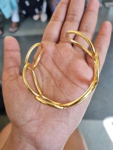Stylish Gold Cuff for easy Accessory