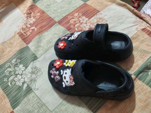 Cute Black Clogs with Charms 5 no.