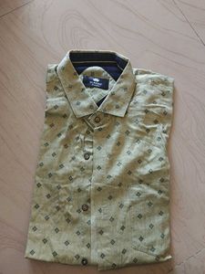 Men's Patterned Button-Up Shirt