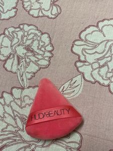 Huda Beauty Makeup Puff
