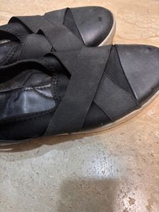 Stylish Black Elastic Strap Flats