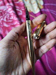 Golden Glittery Eyeliner