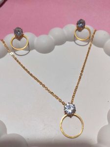NEW Gold Tone Necklace and Earrings Set