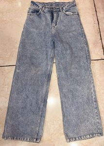 straight light blue jeans with little dark blu