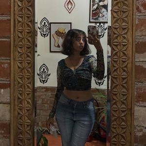 Chic Printed Crop Top with Long Sleeves