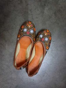 Embroidered Jutti