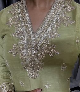 Elegant Green Kurta Set With Contrast Dupatta