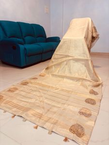 Designer Blouse &amp; Elegant Cream &amp; Gold Saree