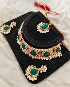 Exquisite Emerald &amp; Pearl Necklace Set