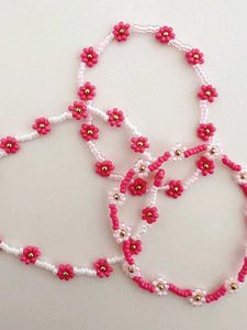 Any 3 Beaded Flower Bracelets🐚