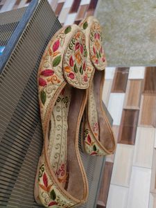 Embroidered Juttis (40) shoes for women