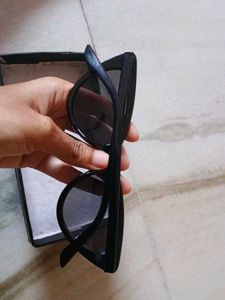 Chic Black Cat-Eye Sunglasses