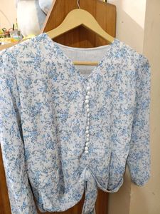 Chic Blue Floral V-Neck Top