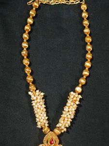 Elegant Gold Necklace with Pearls